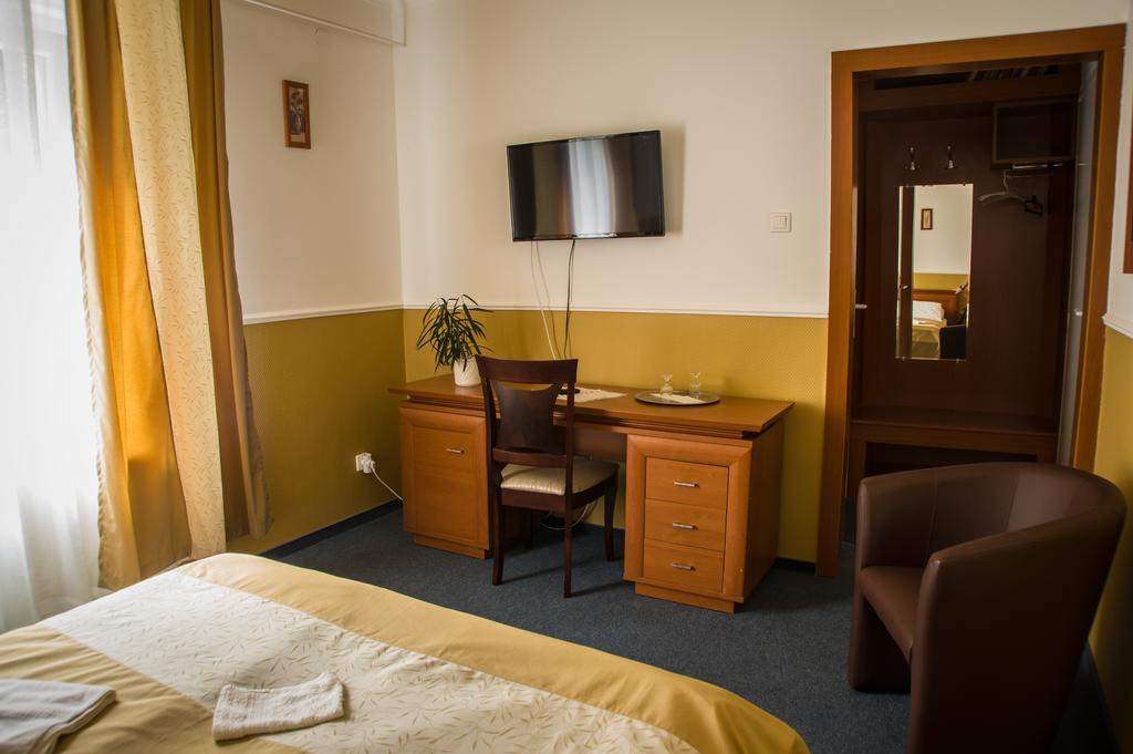 Ambrozia Szallashely Es Etterem Miskolc Exterior foto